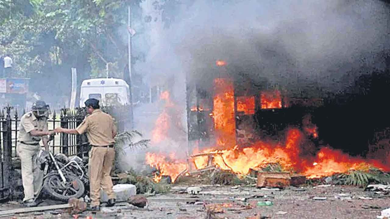 Gujarat riots |  చర్చనీయాంశంగా గుజరాత్‌ అల్లర్ల కేసుల తీర్పులు