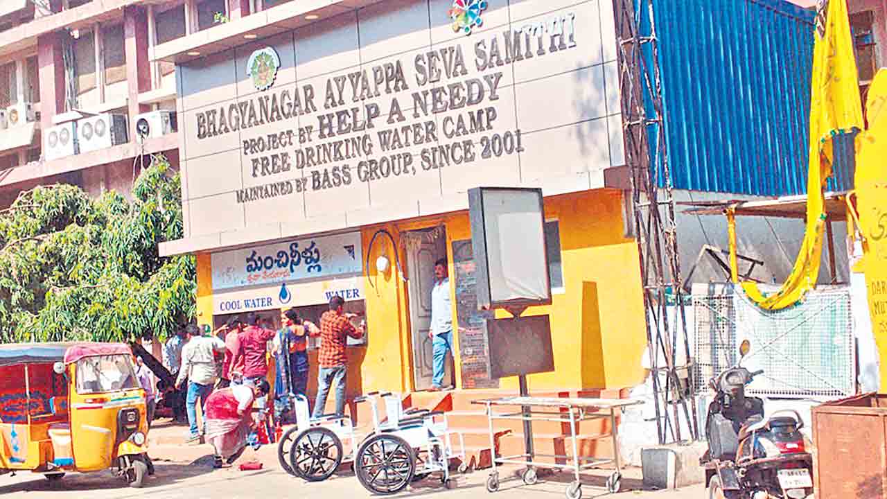 దాహార్తి తీరుస్తున్నారు ..