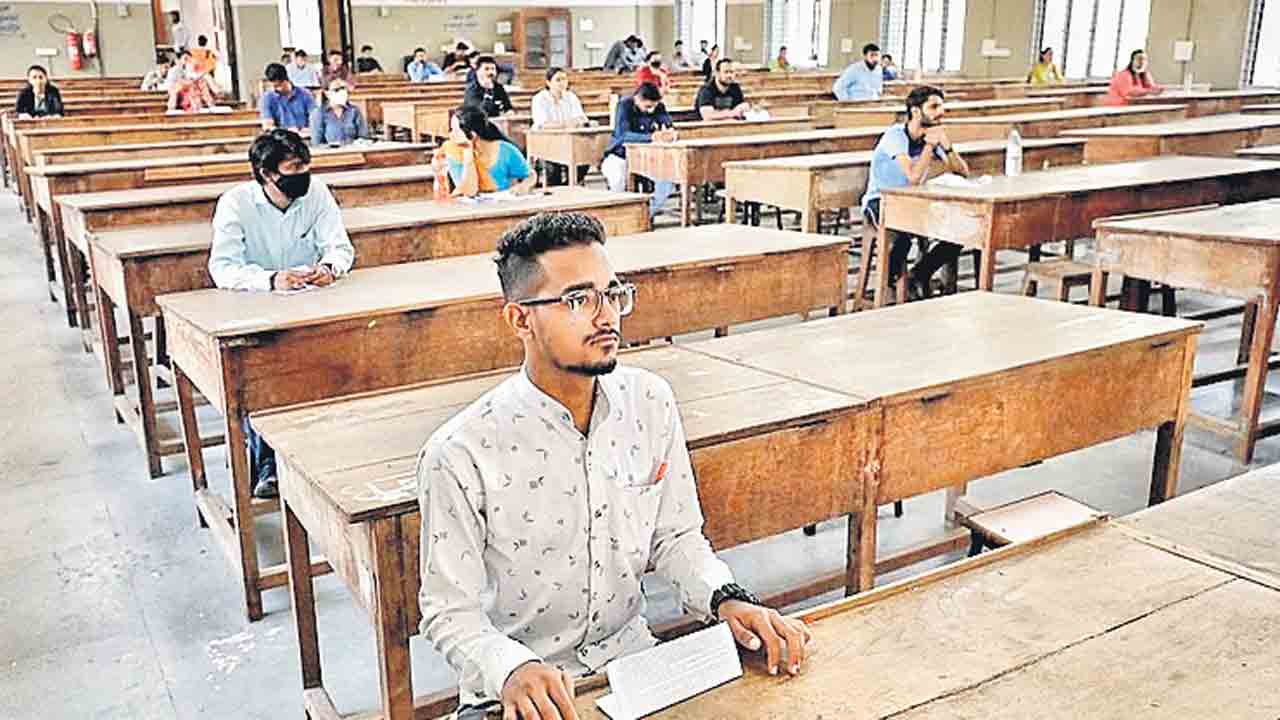 Gujarat | పేపర్ల లీకులకు కేరాఫ్ గుజరాత్.. నియామక ఏజెన్సీలన్నింట్లో బీజేపీ, ఆరెస్సెస్‌ నేతలే