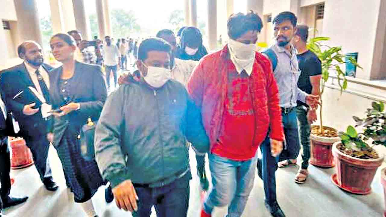 BJP Leaks | బీజేపీ రాష్ట్రాల్లో లీకుల పరంపర.. గుజరాత్‌లో 30 మంది అరెస్ట్‌, యూపీలో 6 పేపర్లు బయటకు