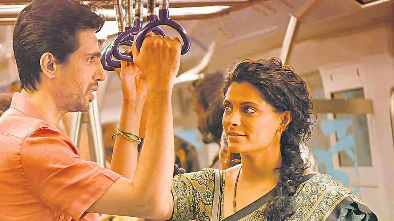 మెట్రో ప్రయాణంలో..