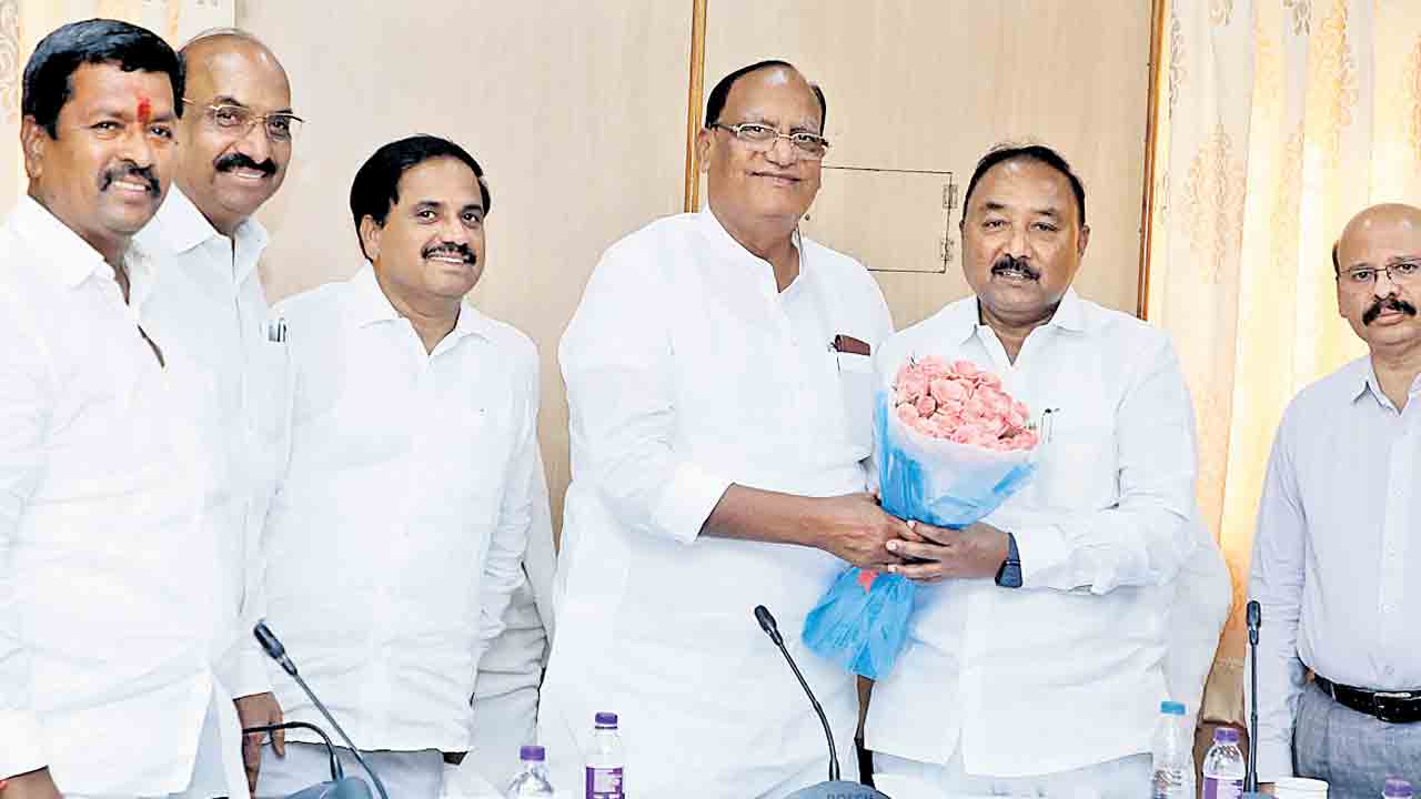 సభ్యుల గౌరవాన్ని కాపాడే బాధ్యత మీదే