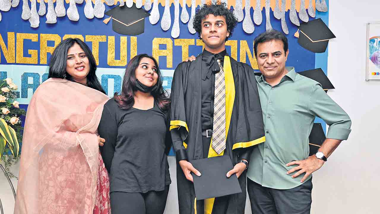 గ్రాడ్యుయేషన్‌ పట్టా అందుకున్న హిమాన్షు