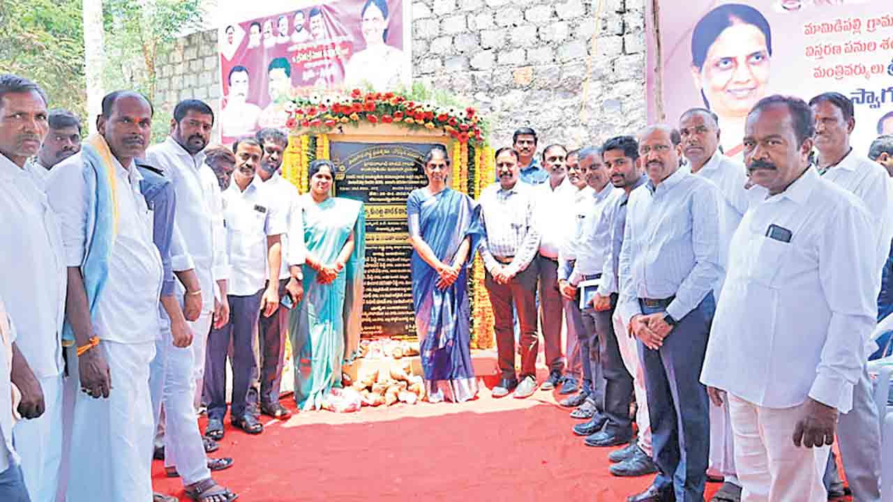 రహదారుల అభివృద్ధికి పెద్దపీట