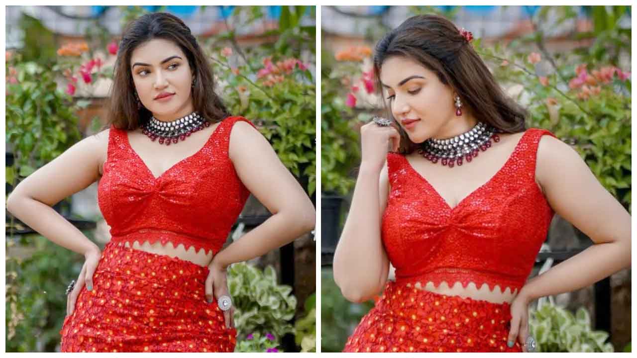 Honey Rose | రెడ్ మిర్చీలా టెంపరేచర్ పెంచేస్తోన్న హనీరోజ్‌..