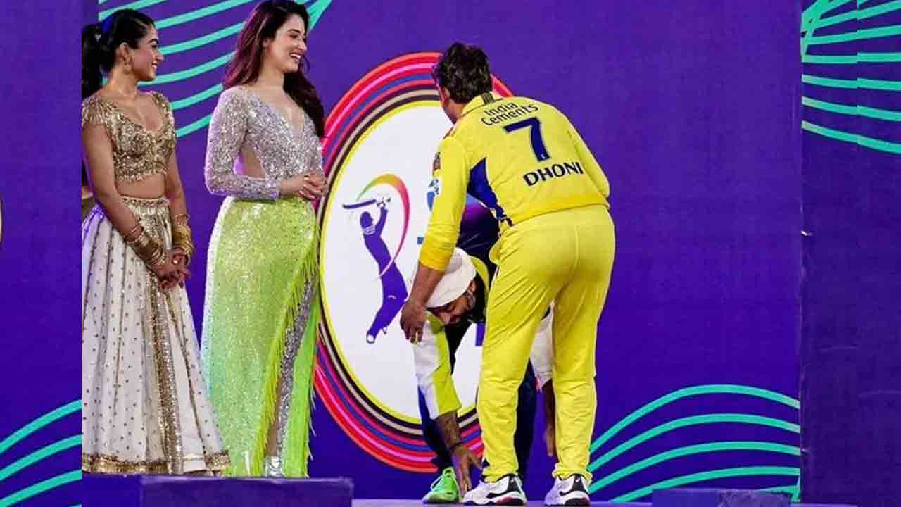 IPL Opening Ceremony | ఐపీఎల్‌ ఆరంభ వేడుకల్లో ధోనీ పాదాలు తాకిన స్టార్‌ సింగర్‌