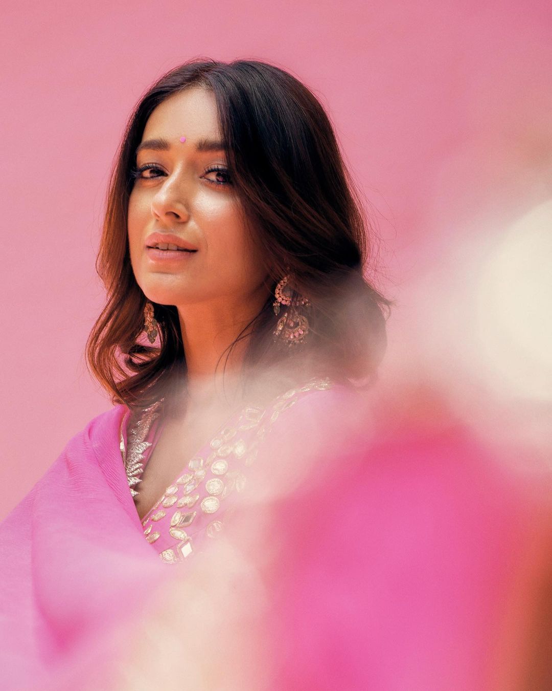 Ileana D’Cruz | పదిహేడేళ్ల క్రితం వచ్చిన ‘దేవదాసు’ (Devadasu) సినిమాతో ఇండస్ట్రీలోకి ఎంట్రీ ఇచ్చింది గోవా బ్యూటీ ఇలియానా (Ileana D’Cruz). ( Photos : Instagram )