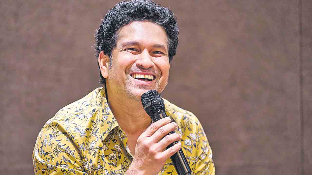 బ్యాట్కు, బంతికి సమ ప్రాధాన్యం: సచిన్