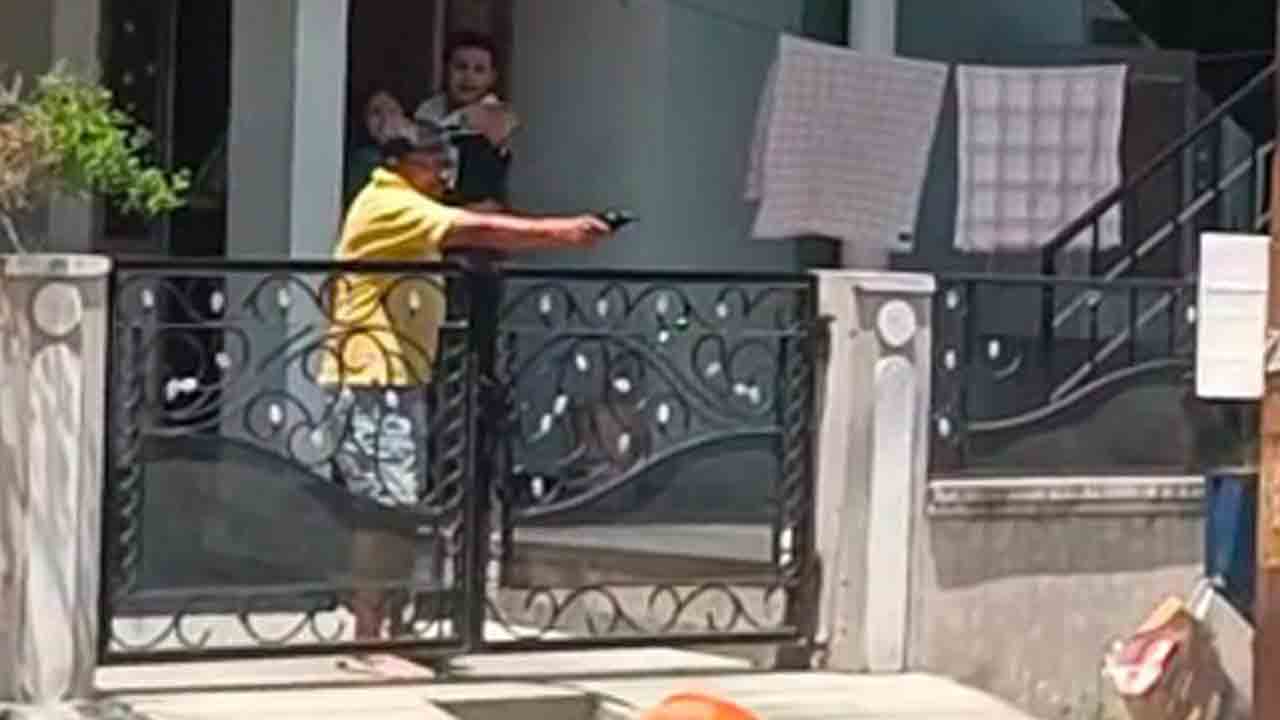 Watch: పారిశుద్ధ్య కార్మికులపై రెచ్చిపోయిన బీజేపీ నేత బంధువు.. గన్‌తో గాల్లోకి కాల్పులు