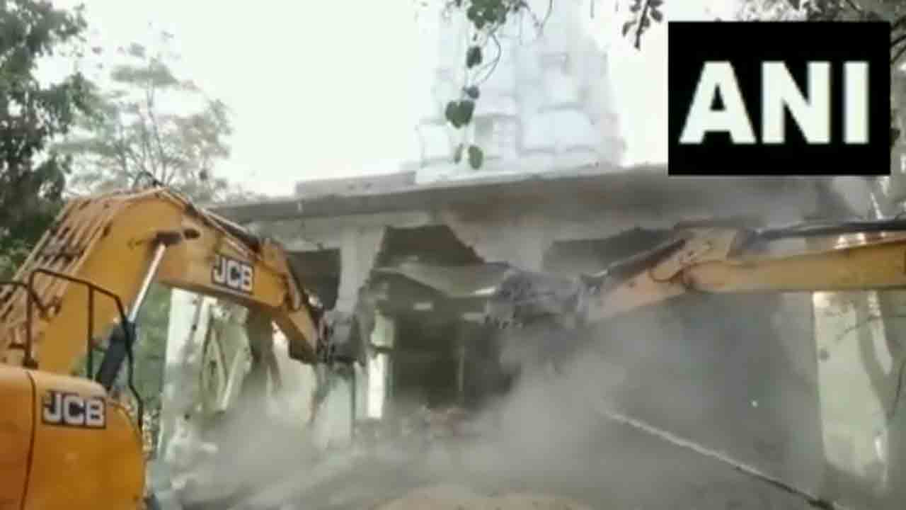 Indore Temple | మెట్లబావి కూలిన ఘటన.. ఇండోర్‌ ఆలయంలో అక్రమ నిర్మాణాల కూల్చివేత