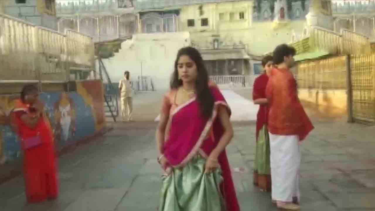 Janhvi Kapoor | శ్రీవారి సేవలో శ్రీదేవి కూతురు జాన్వీకపూర్‌