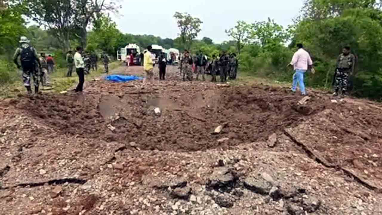 Chhattisgarh | ఛత్తీస్‌గఢ్‌లో మావోయిస్టుల ఘాతుకం.. మందుపాతర పేలి 11 మంది జవాన్లు మృతి