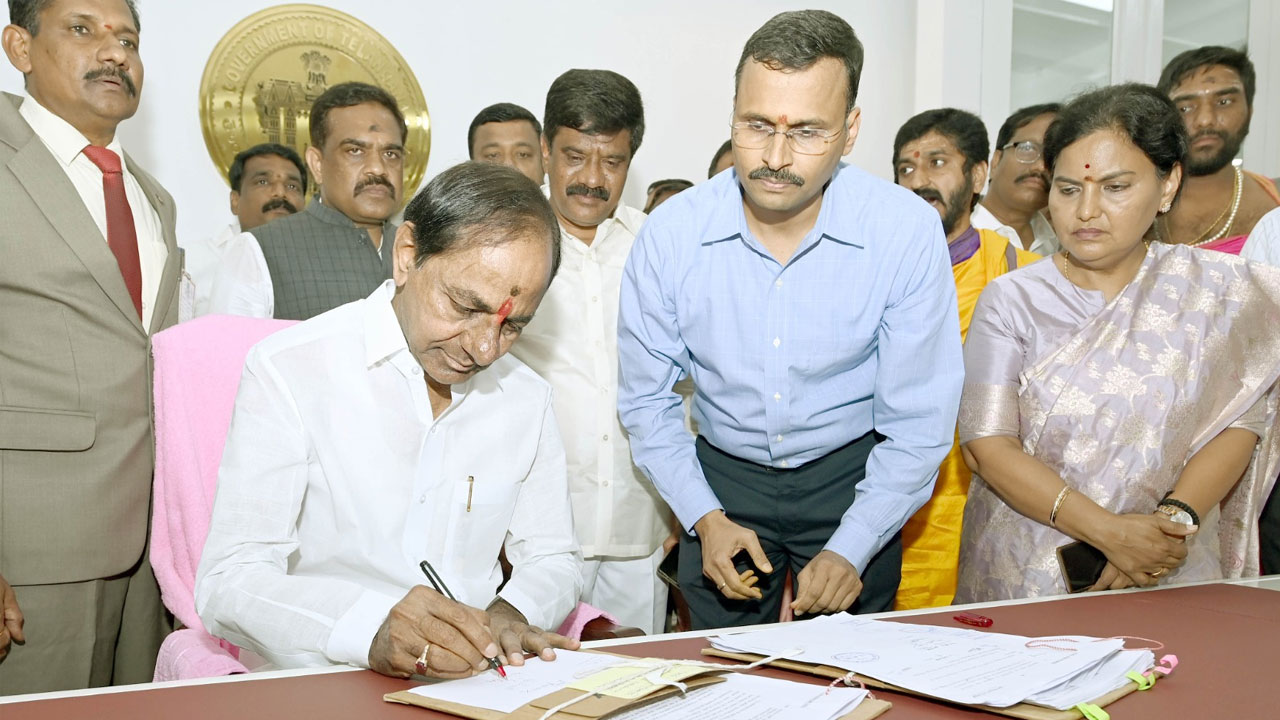 CM KCR | కొత్త సచివాలయంలో దళితబంధు పథకం దస్త్రంపైనే ముఖ్యమంత్రి తొలి సంతకం..!