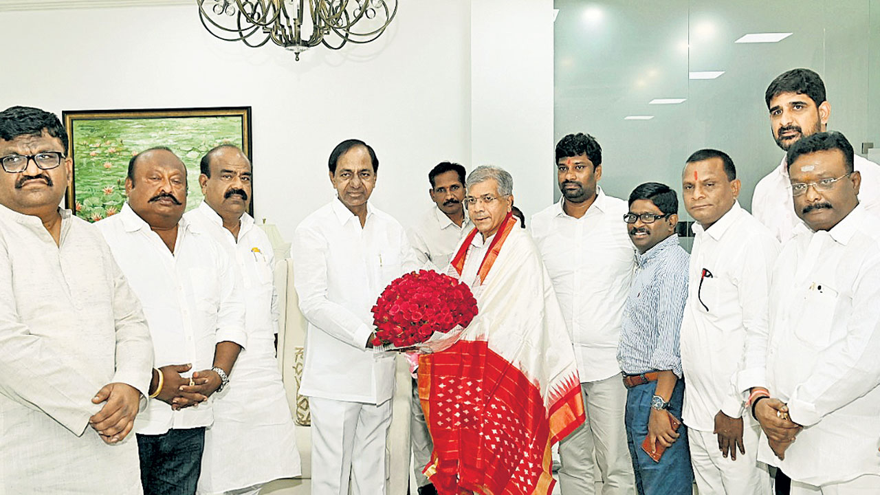 ప్రకాశ్‌ అంబేద్కర్‌తో కేసీఆర్‌ ఇష్టాగోష్టి