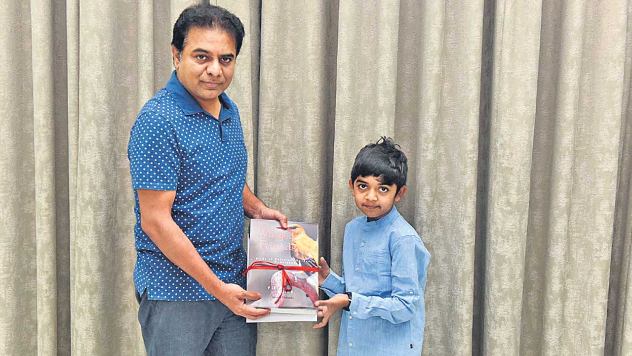 బాల రచయితకు సన్మానం