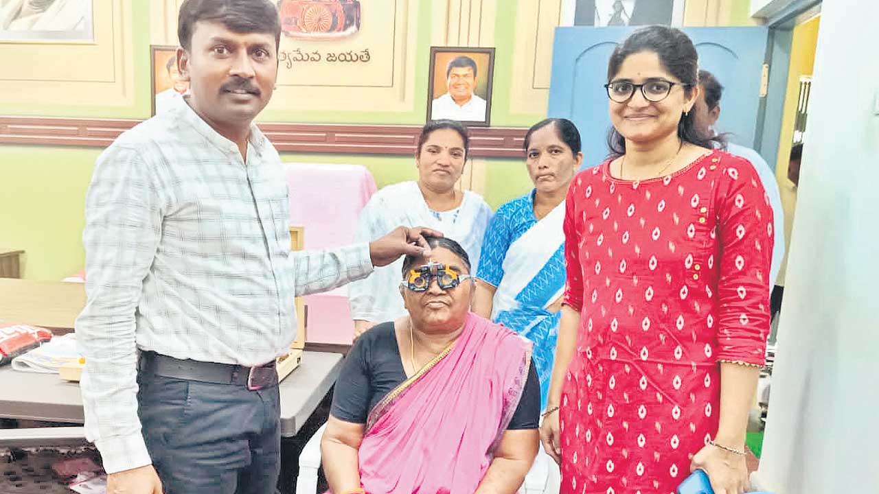 మసక చీకట్లకు వెలుగుదివ్వె..