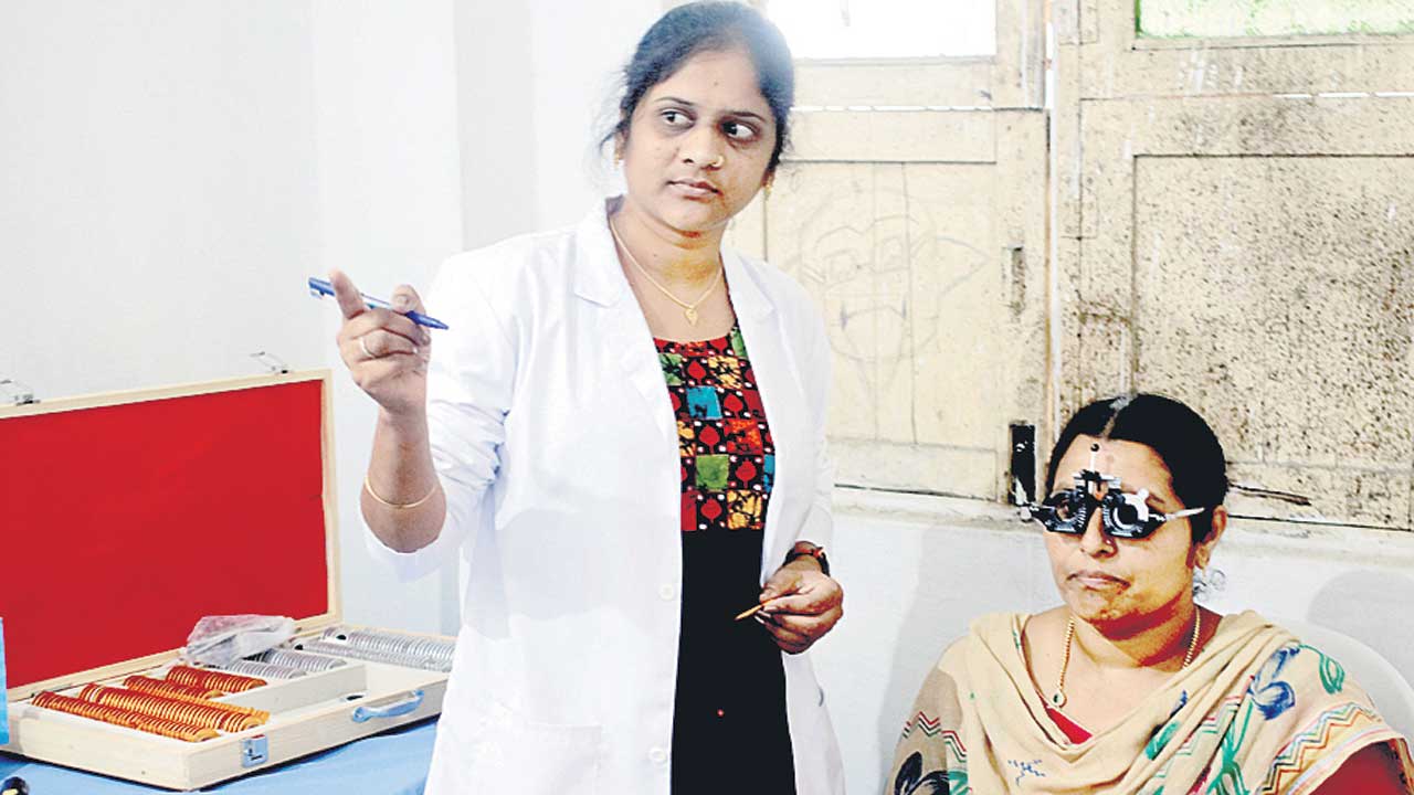 ‘కంటి’కి రెప్పలా.. ‘వెలుగు’ దివ్వెలా..