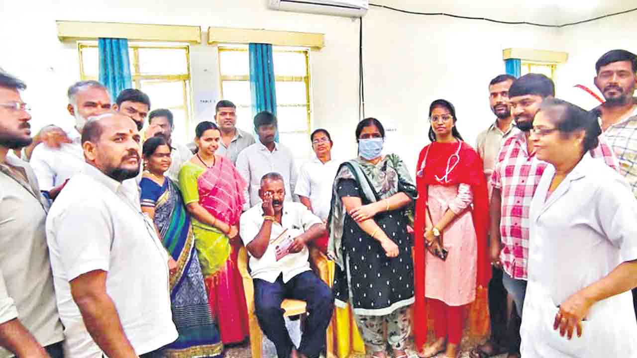 చీక‌టి జీవితాల్లో వెలుగులు