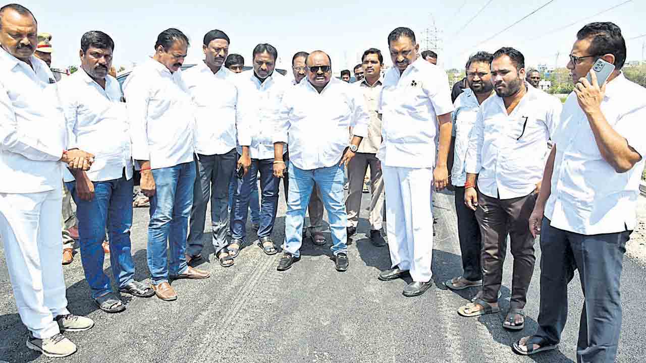 అభివృద్ధి పనులు త్వరగా పూర్తి చేయాలి