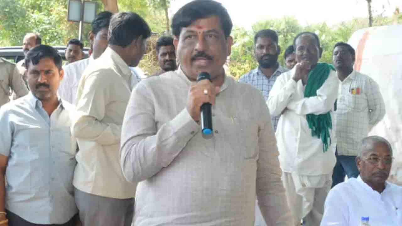 కర్ణాటక మంత్రి ఫ్యాక్టరీలో వెండి దీపాలు స్వాధీనం