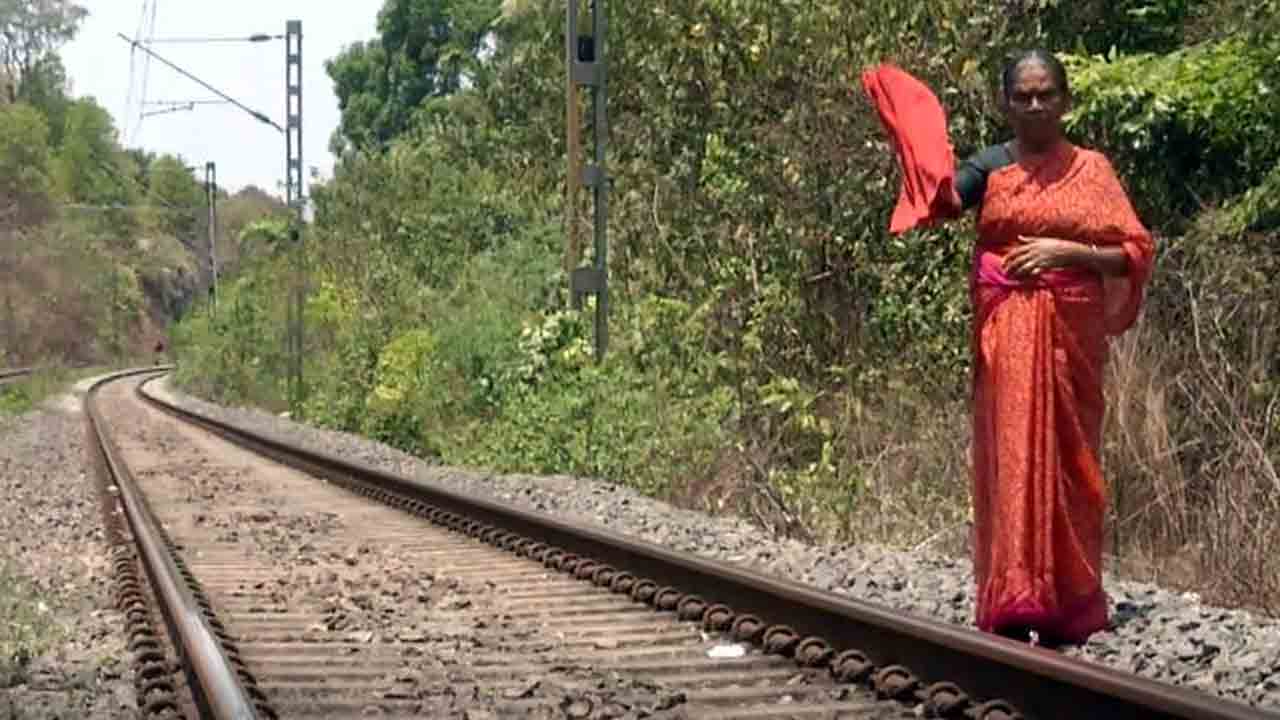 Viral News | వృద్ధురాలి సాహసం.. గుండె ఆపరేషన్‌ అయినా లెక్క చేయలేదు.. పరుగున వెళ్లి రైలు ప్రమాదాన్ని తప్పించి..!