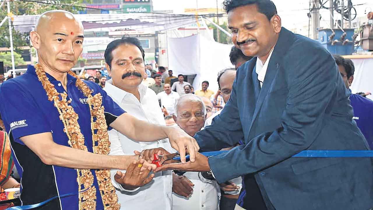మదీనాగూడలో యమహా బైక్‌ షోరూం ప్రారంభం
