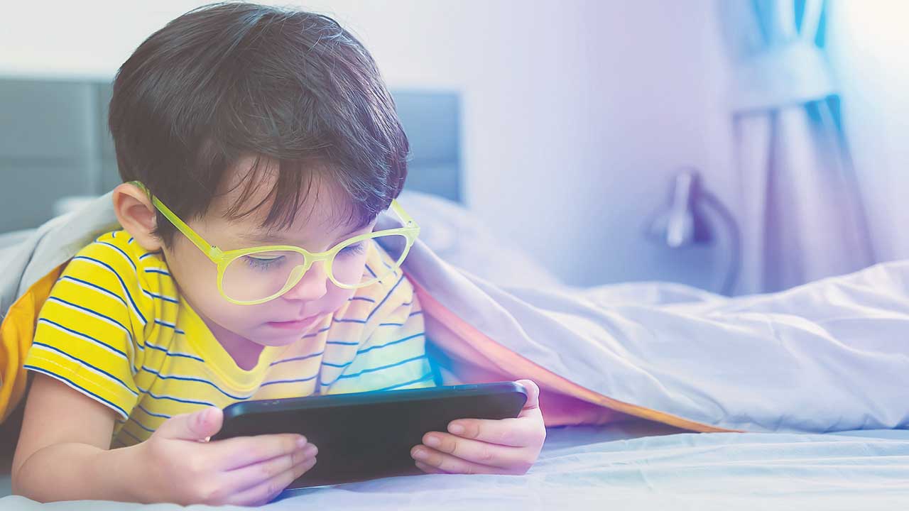 Mobile phones |  చిన్నారులను వెంటాడుతున్న మొబైల్‌ భూతం.. తల్లిదండ్రులదే ఆ పాపం అంటున్న సైకాలజిస్టులు