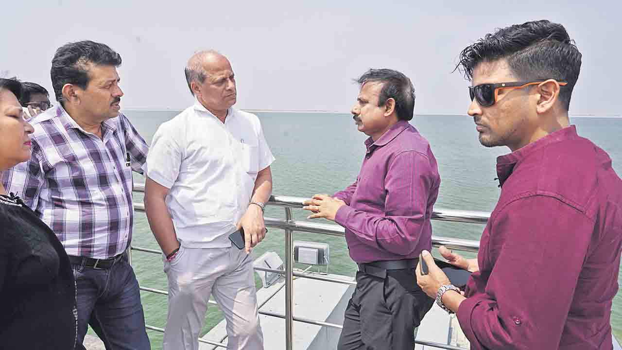 Telangana projects |  మండుటెండల్లోనూ ఇన్ని నీళ్లా.. నిండుకుండల్లాంటి జలాశయాలపై జాతీయ, అంతర్జాతీయ మీడియా ప్రతినిధుల ఆశ్చర్యం