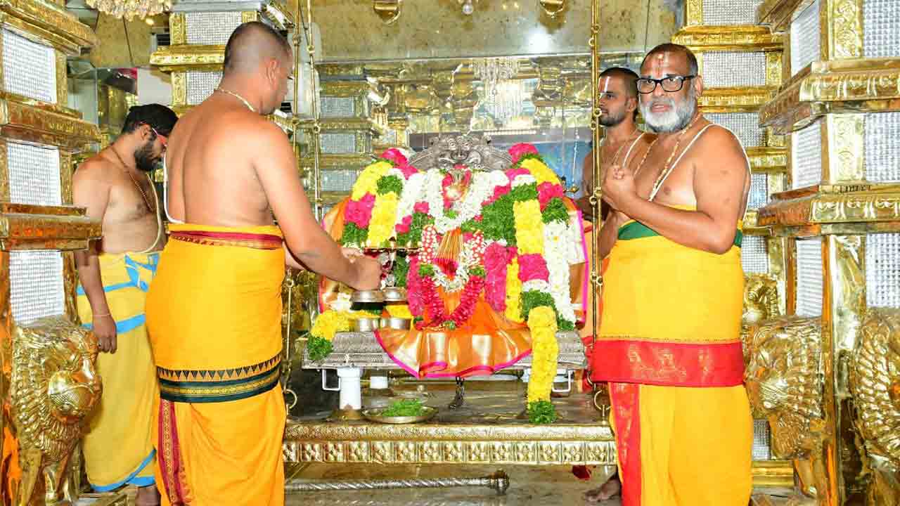 యాదగిరీశుడికి నిత్యార్చనలు