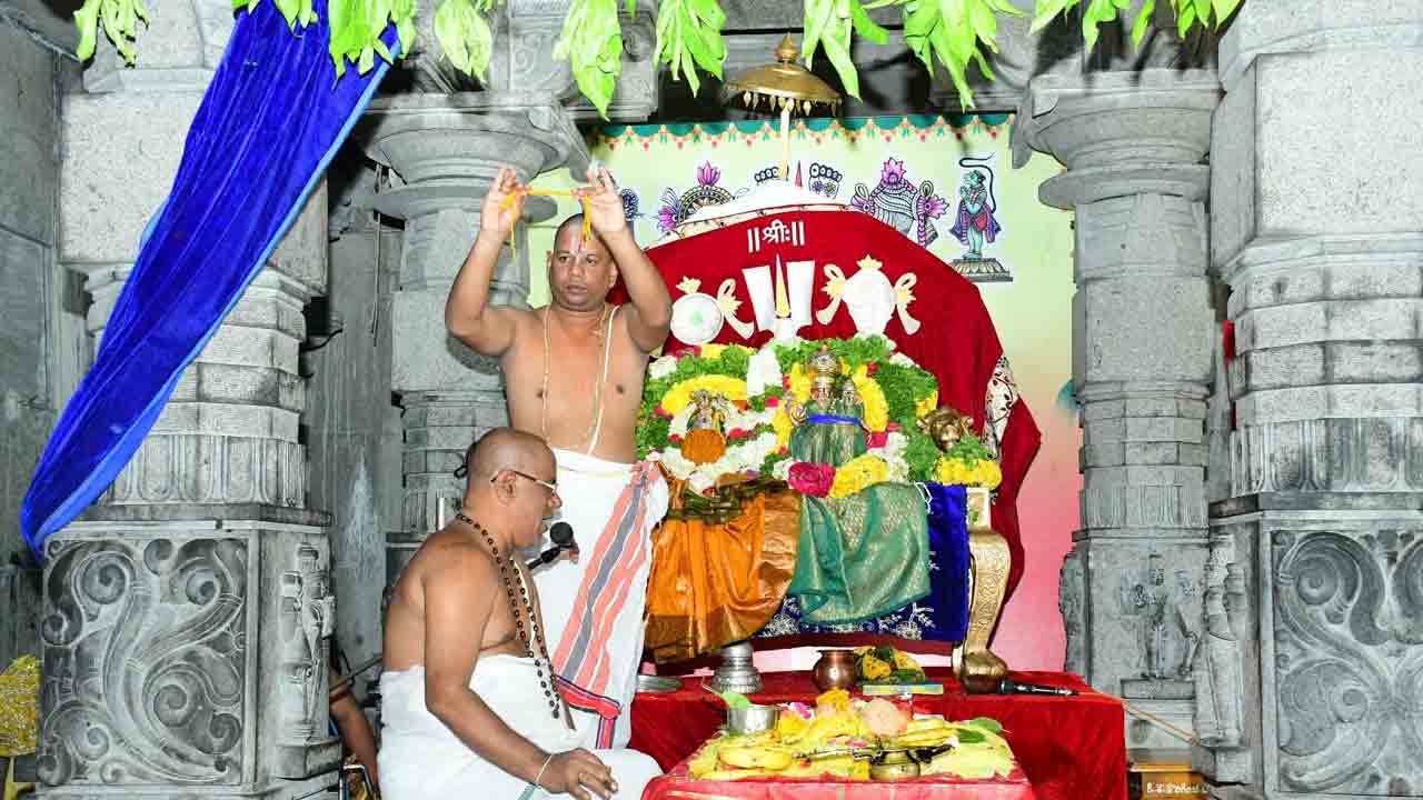 స్వయంభువులకు నిత్యారాధనలు