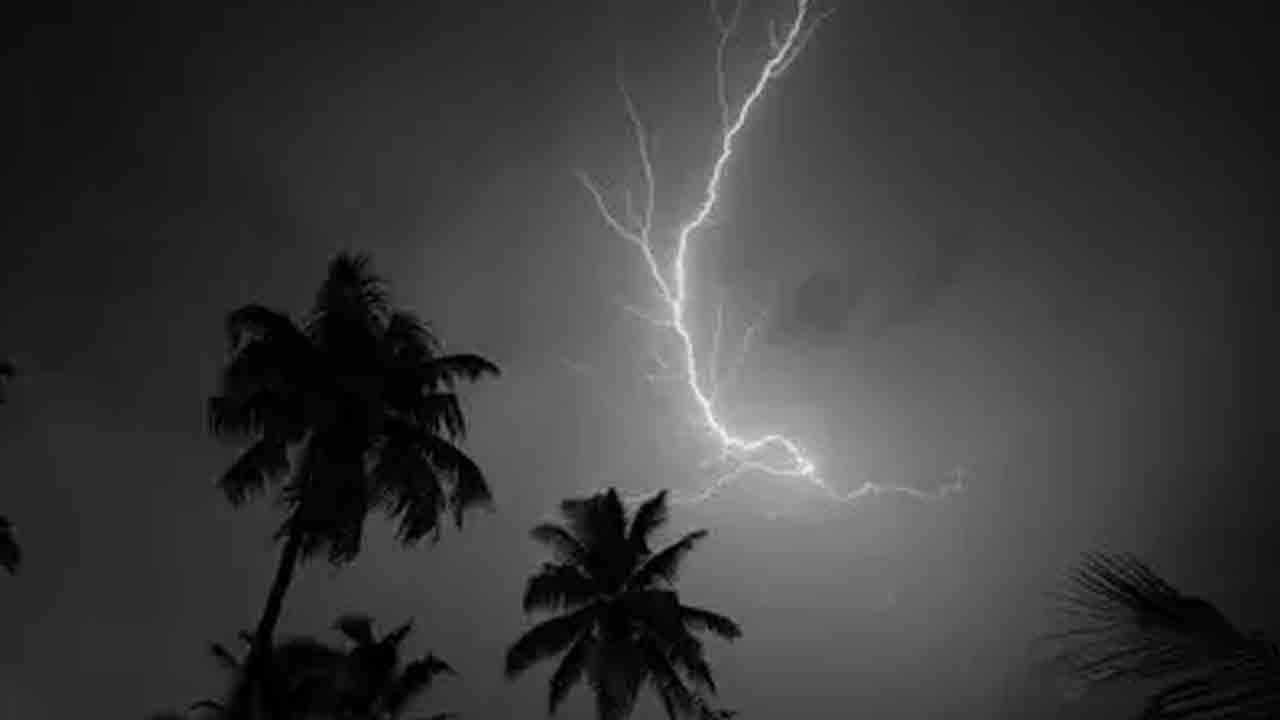 AP News | పిడుగు పడి ఇద్దరు రైతులు మృతి..ఉభయ గోదావరి జిల్లాలకు హెచ్చరికలు