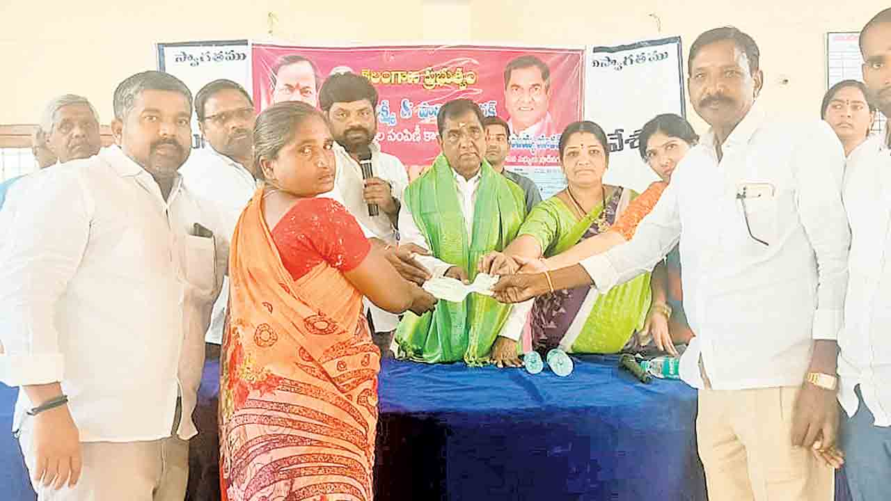 పేదలకు అండగా సంక్షేమ పథకాలు