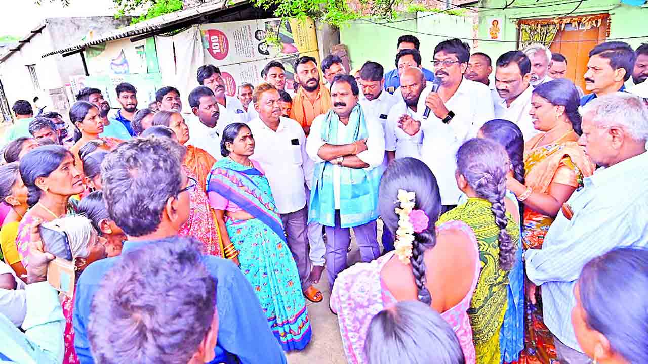 గుడిసెవాసులకు ఇళ్ల పట్టాలు