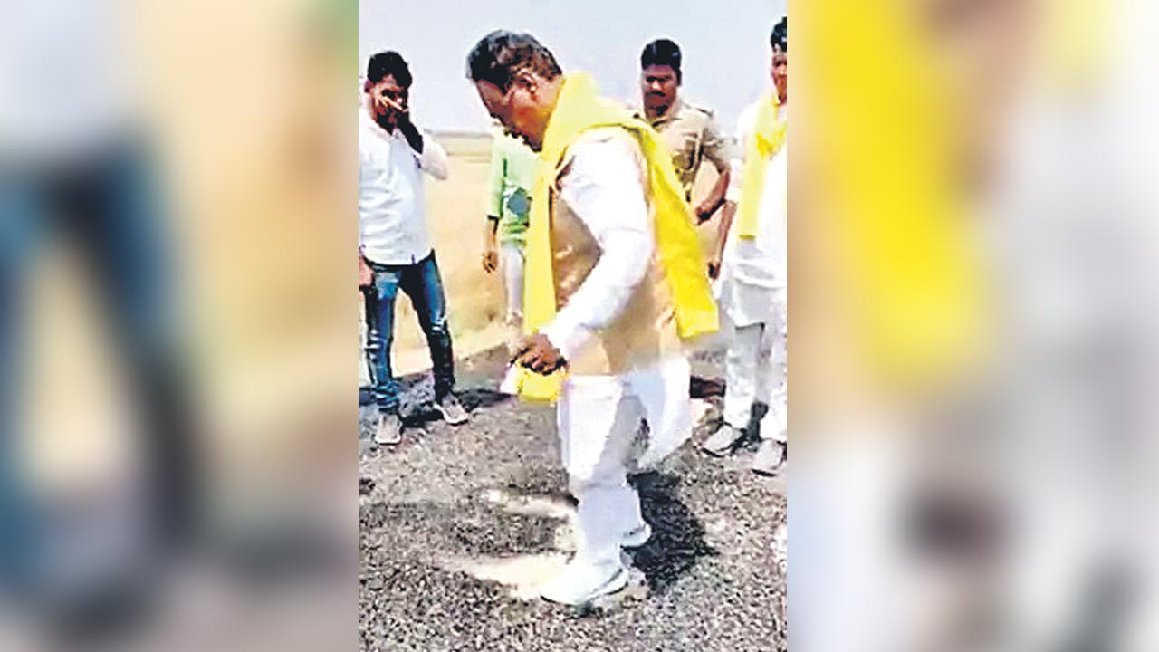 ఇది యూపీ మార్క్‌ రోడ్డు!