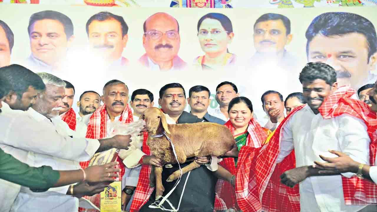 జీవాల పంపిణీతో ఉపాధి