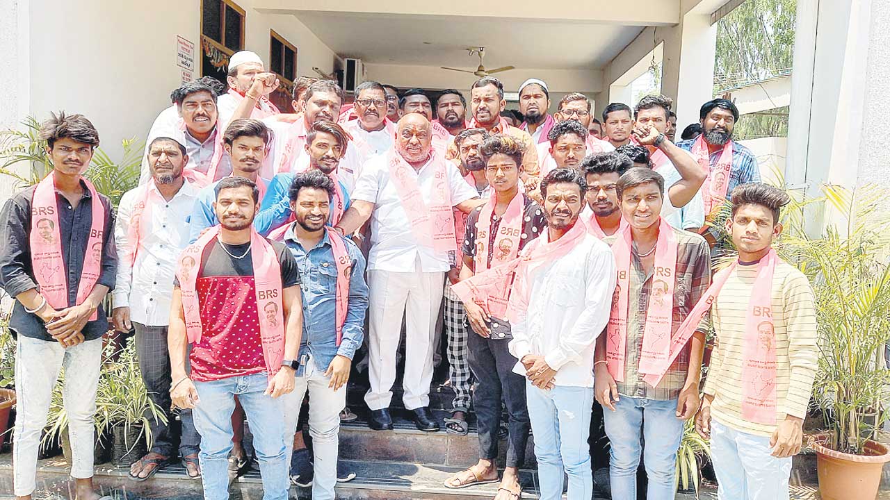 మోసగించడంలో బీజేపీకి పీహెచ్‌డీ