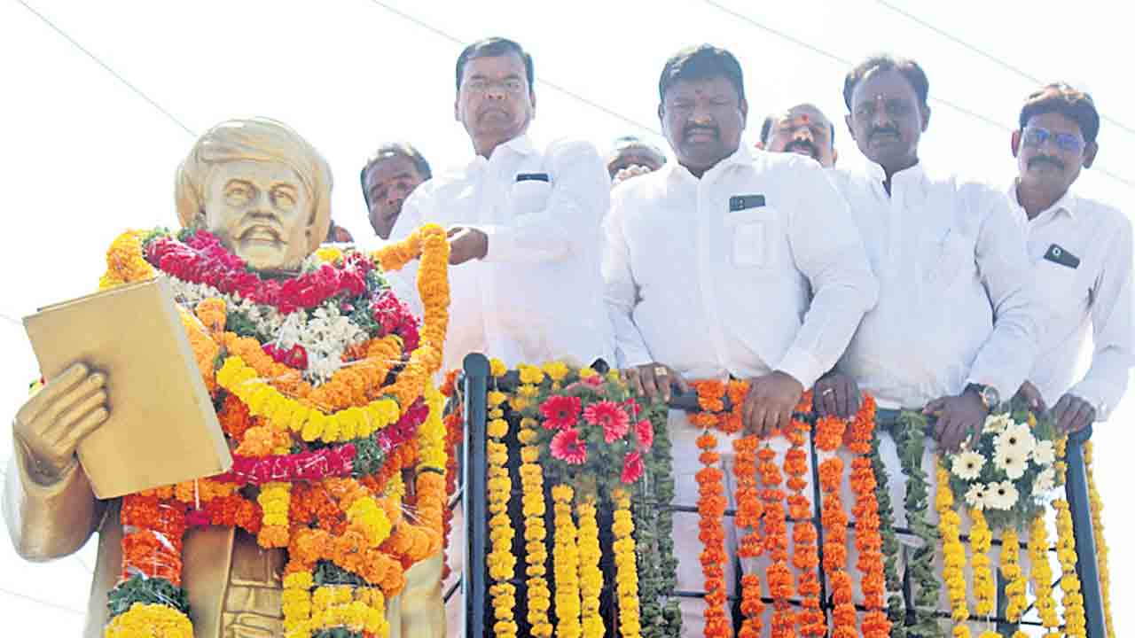 బీసీలకు సర్కార్‌ పెద్దపీట