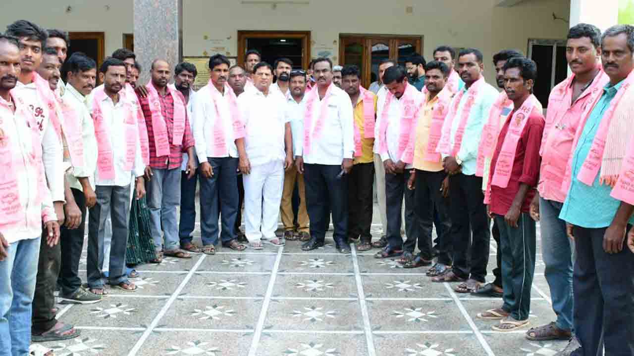 సంక్షేమ పథకాలకు ఆకర్షితులయ్యే బీఆర్‌ఎస్‌లో చేరికలు