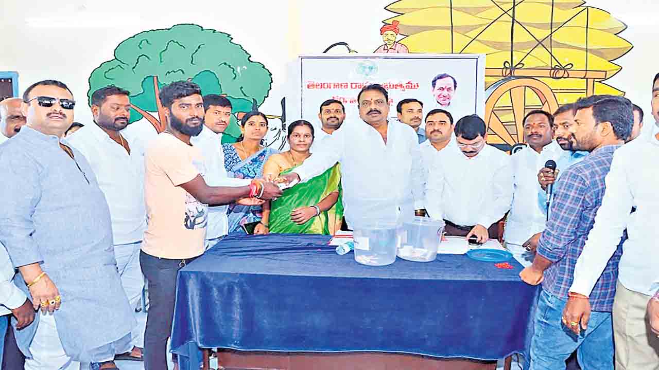 హమీదుల్లానగర్‌లో.. డబుల్‌ఇండ్లు పంపిణీ