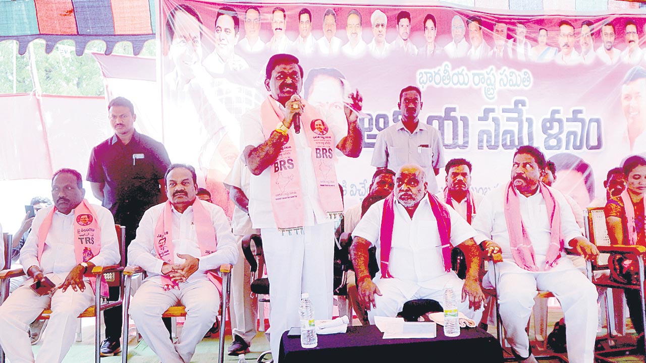 కేంద్రం మెడలు వంచాలె..