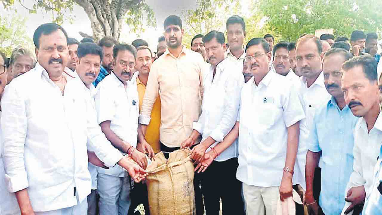 మద్దతు ధరతో ప్రతి గింజా కొంటాం