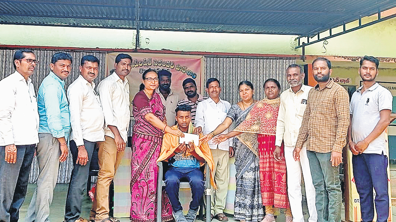 బేస్‌బాల్‌ ప్లేయర్‌కు ఎమ్మెల్సీ పల్లా చేయూత