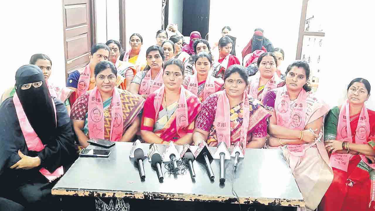 మహిళను వేధించిన వ్యక్తికి వత్తాసా?