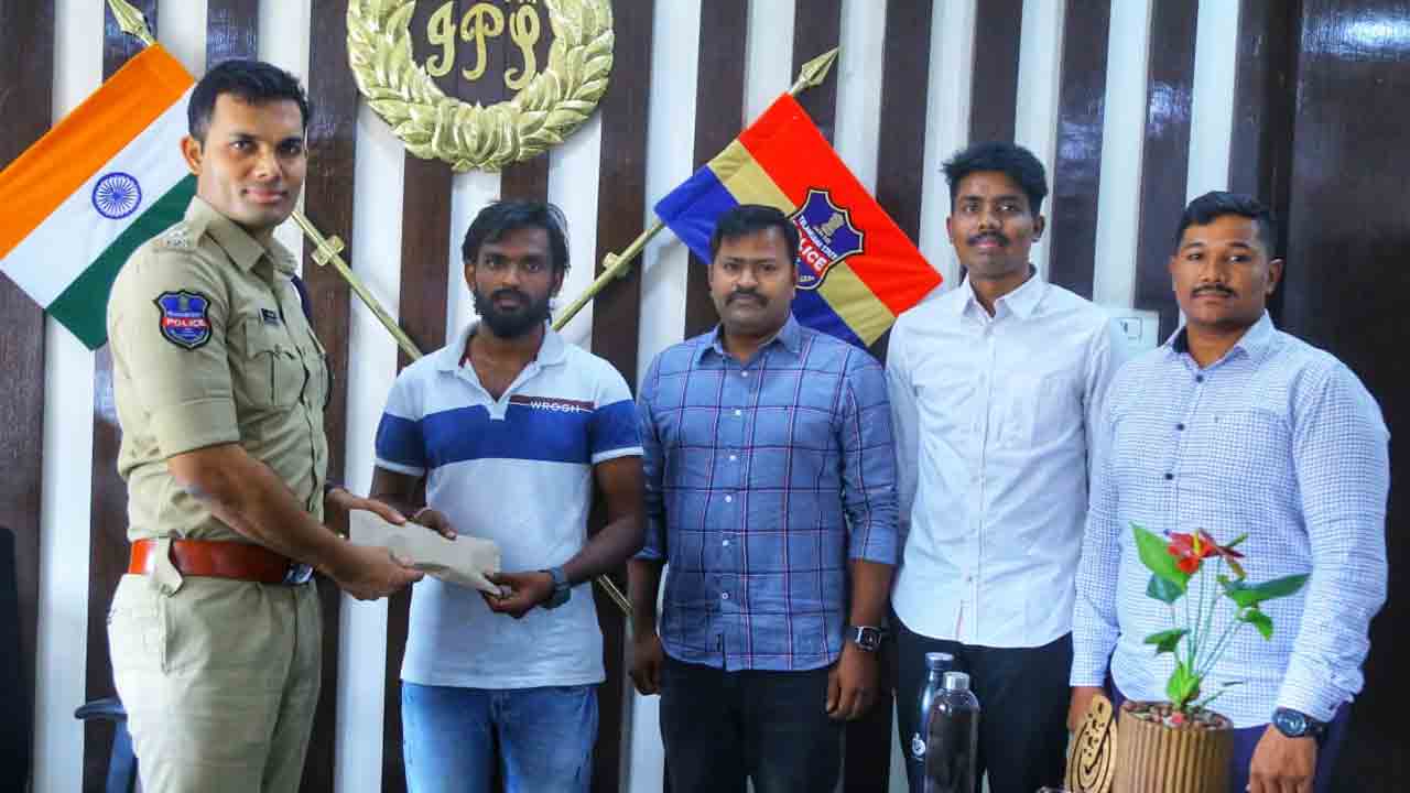 Cyber Crime | 48 గంటల్లోనే సైబర్‌ మోసాన్ని ఛేదించిన పోలీసులు .. బాధితుడికి రూ. 99,999 అప్పగింత