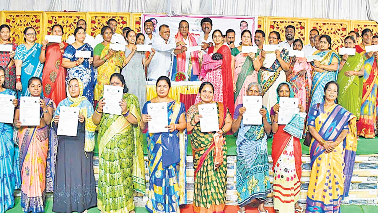 నాగారంలో జీవో 58 కింద ఇండ్ల పట్టాల పంపిణీ