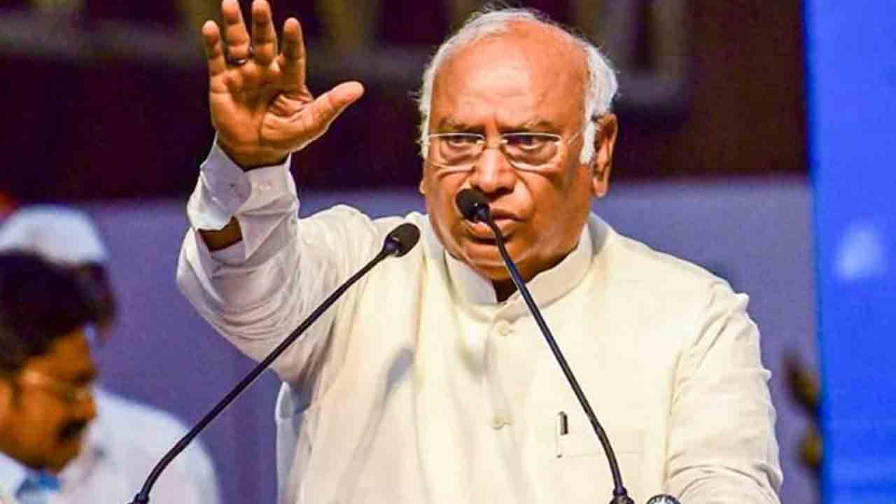 Mallikarjun Kharge | పాల ధరలు పెరగడానికి బీజేపీ దుష్పరిపాలనే కారణం: ఖర్గే