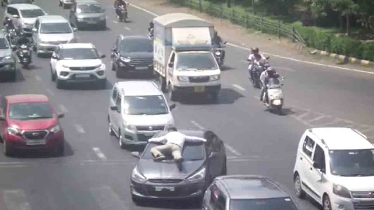 Watch: కారు ముందు అద్దంపై ట్రాఫిక్‌ పోలీస్‌.. పది కిలోమీటర్లు డ్రైవ్‌ చేసిన వ్యక్తి