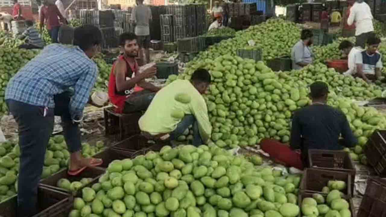 బాటసింగారం మార్కెట్‌కు మామిడి కళ