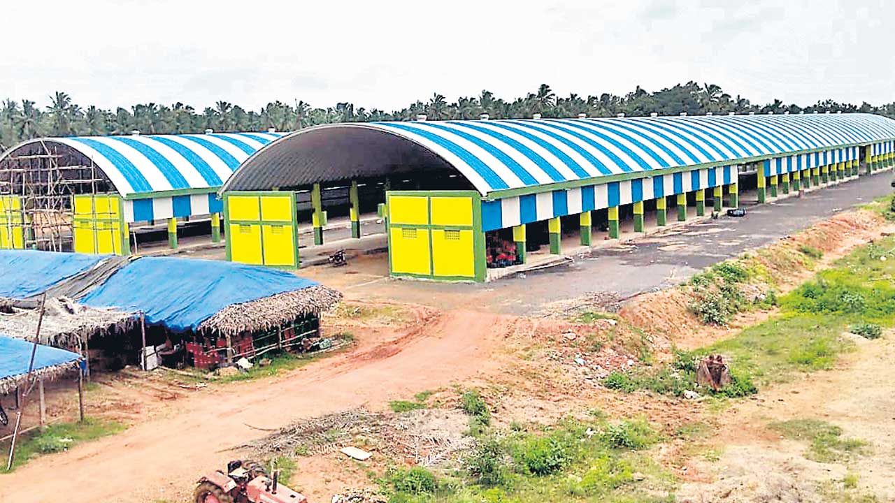 Eenadu |  రోత రాతల ఈనాడు.. మార్కెట్‌యార్డుల్లో వసతులు లేవంటూ విషపు రాతలు