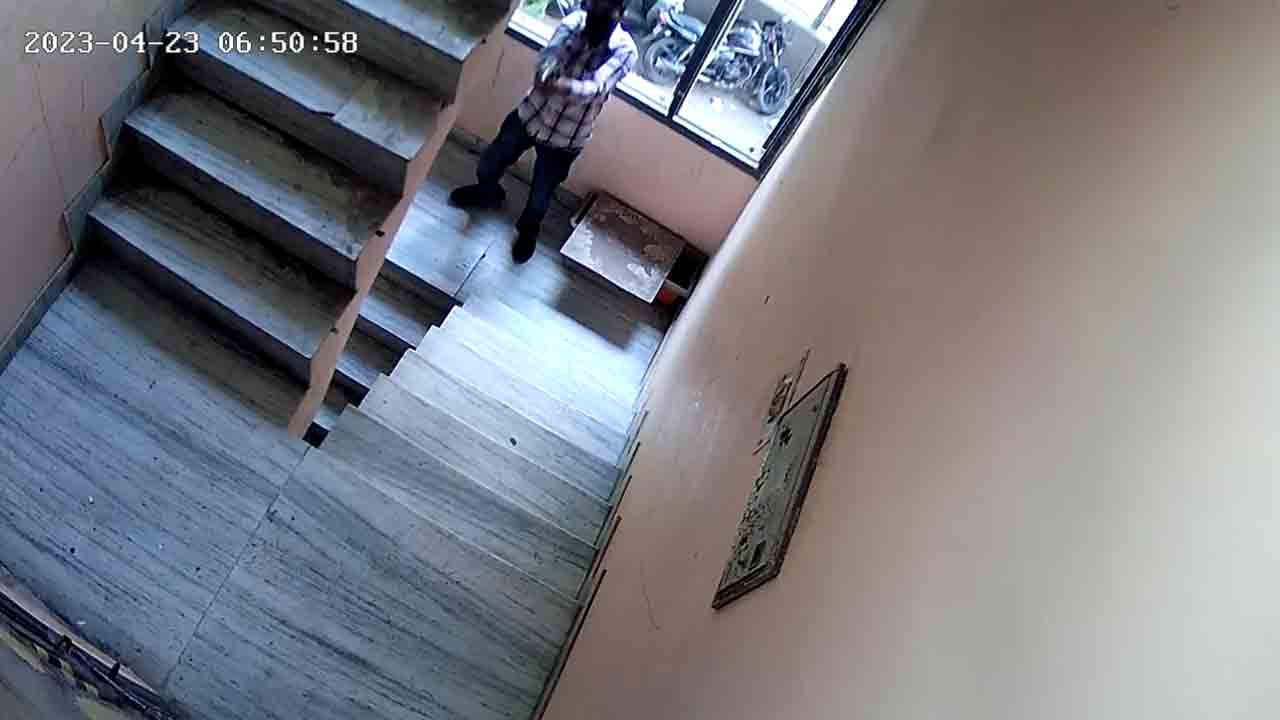 Watch: ఇంటి తలుపు తట్టి.. కాల్పులు జరిపిన ముసుగు ధరించిన వ్యక్తులు